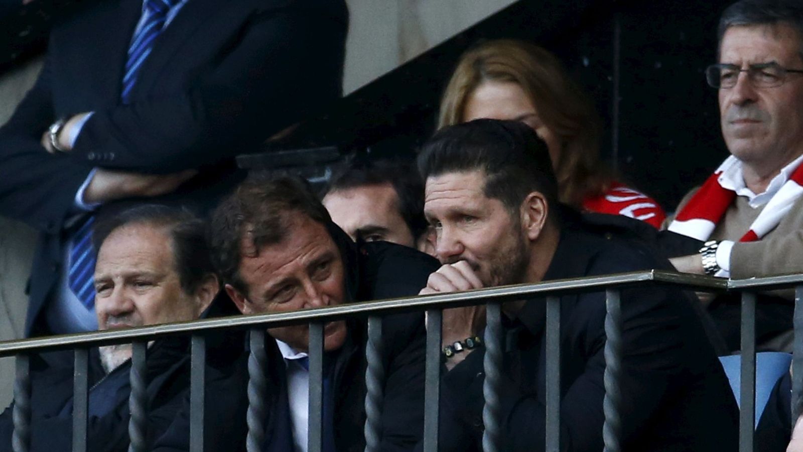Foto: Simeone, en el palco del Calderón tras ser expulsado por Mateu Lahoz (Reuters)