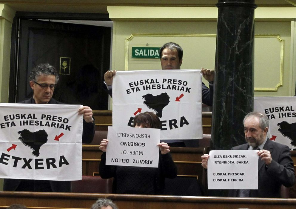 Foto: Los diputados de Amaiur han exhibido hoy al comienzo del pleno del Congreso carteles en favor del acercamiento de presos etarras a cárceles vascas (Efe)