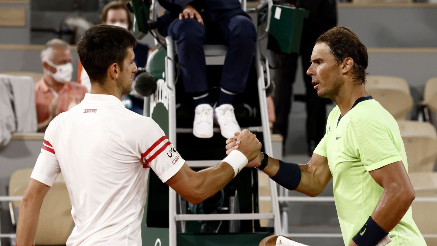 Nadal y Djokovic se saludan tras un partido celebrado en 2021. (EFE/Yoan Valat) 