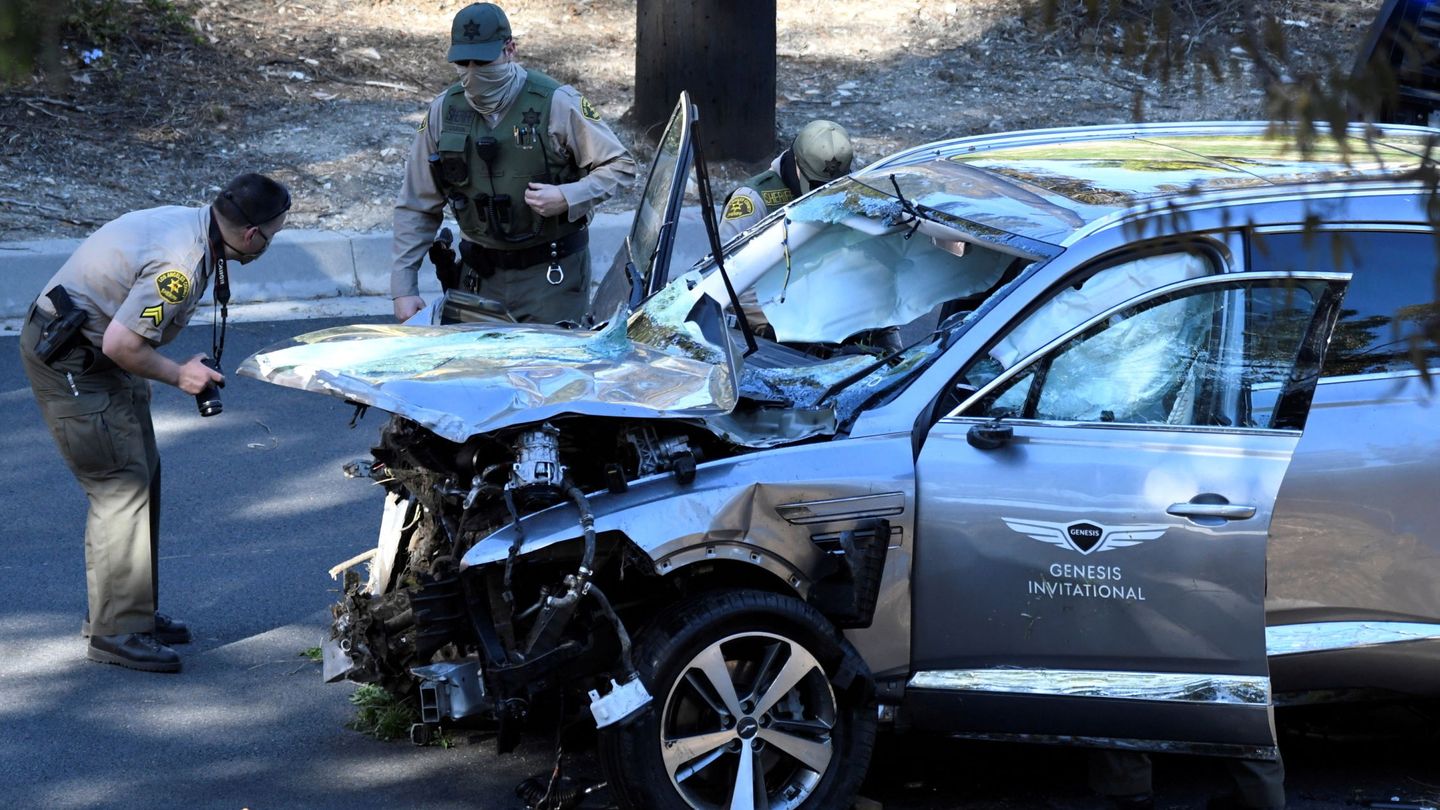 Inspección de la Policía de Los Ángeles del coche del golfista Tiger Woods tras su accidente ayer. (Reuters)