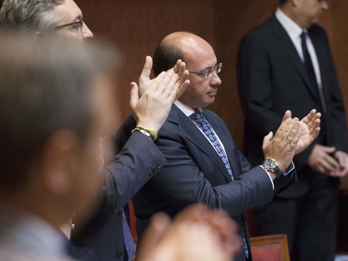 Foto: El expresidente de Murcia, Pedro Antonio Sánchez, aplaude durante un acto en la Asamblea Regional. (Marcial Guillé/EFE)