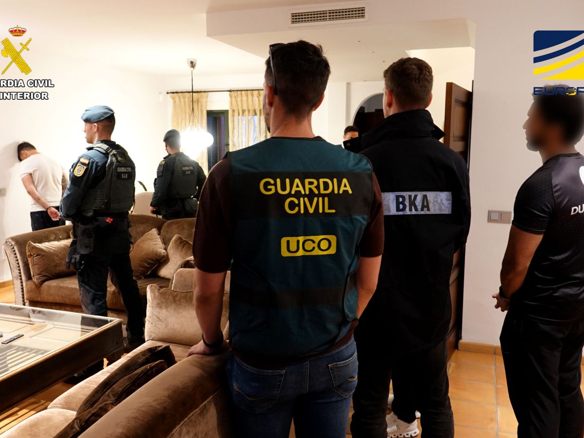 Foto: Agentes de la Guardia Civil en operación de desmantelamiento. Imagen de archivo (EFE/Guardia Civil) 