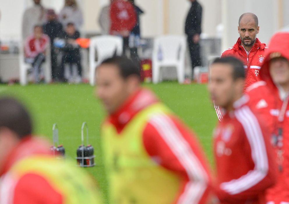 Foto: Pep Guardiola dirige un entrenamiento del Bayern (Efe).