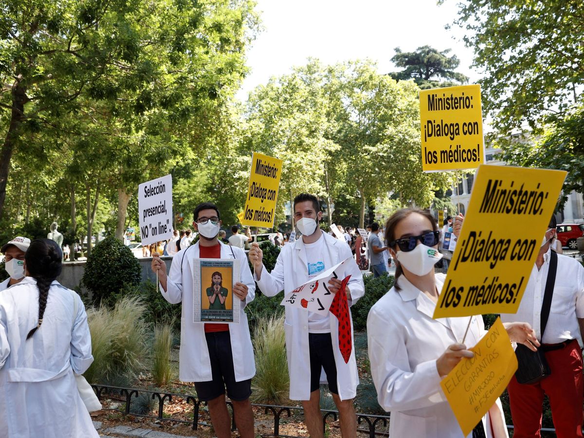 Foto: arios residentes de medicina participan en una protesta en una imagen de archivo. (EFE)