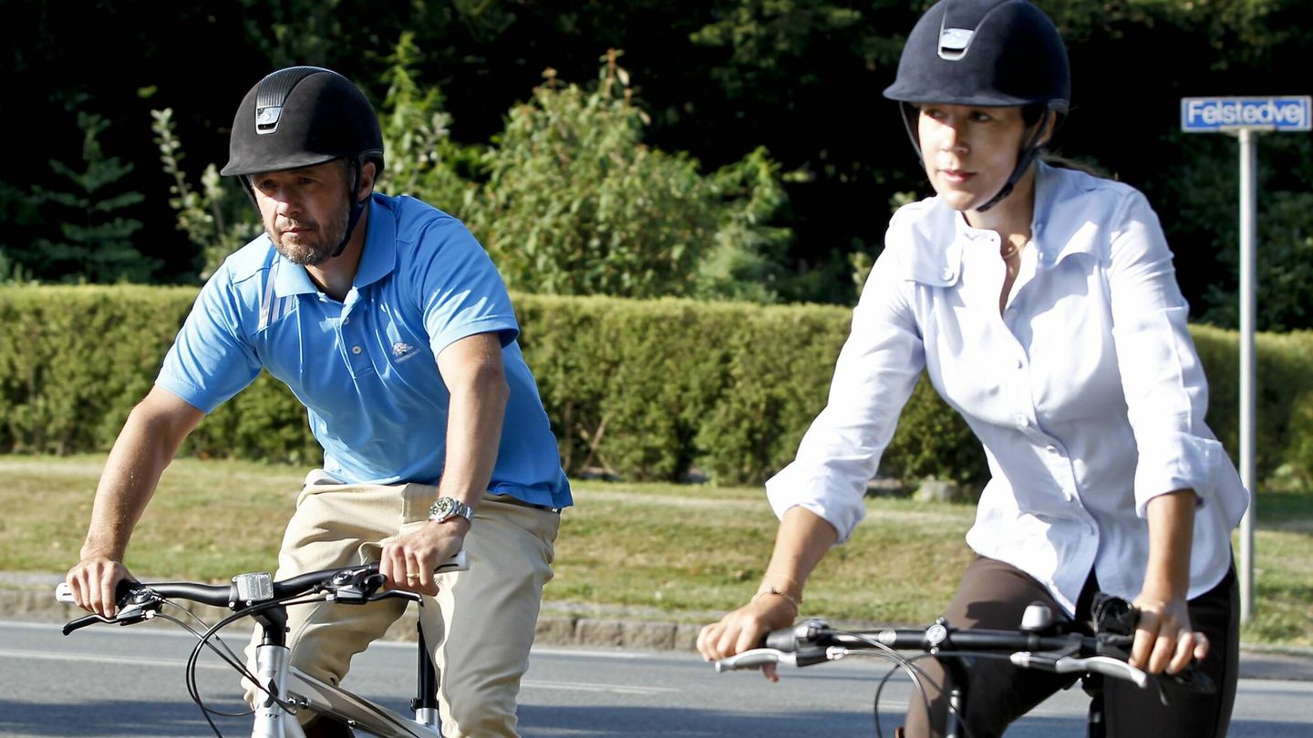 La princesa Mary con su marido montando en bici. (Cordon Press)