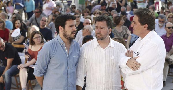 Foto: Pedro del Cura (en el centro), alcalde de Rivas, en un mitin de IU. (EFE)