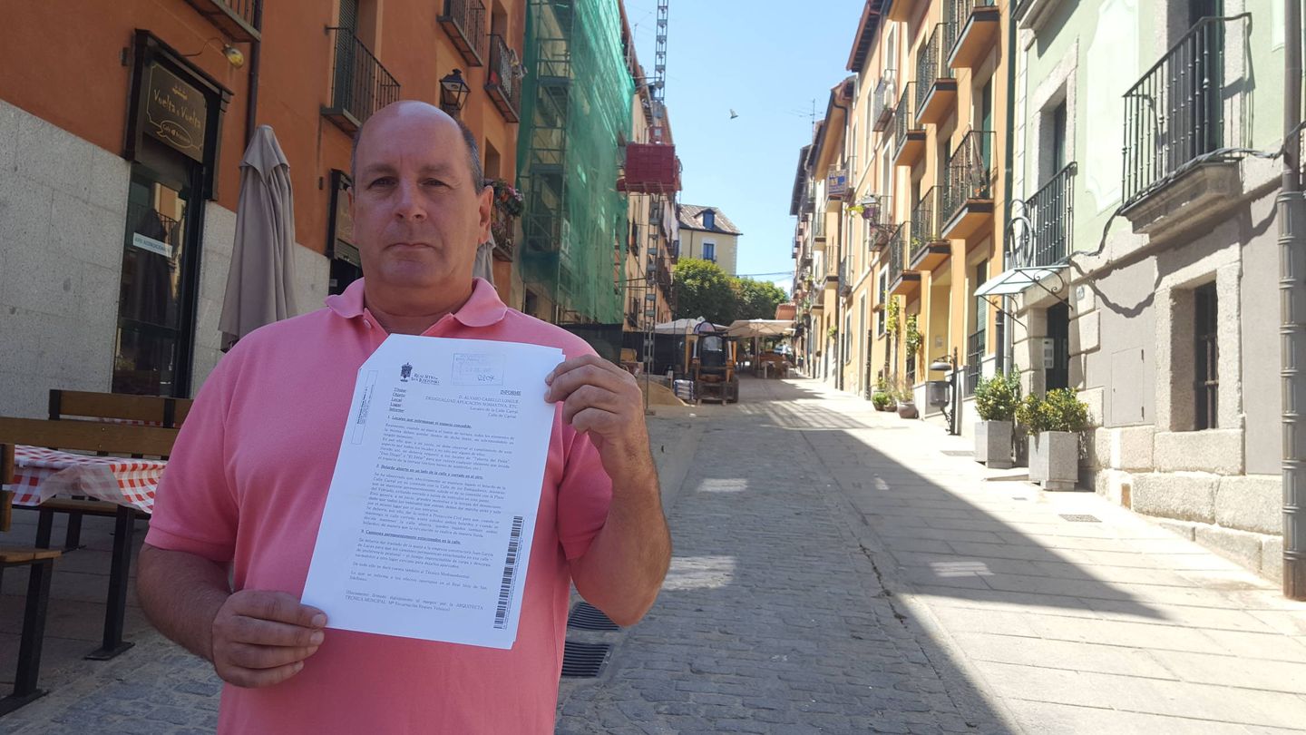 Cabello muestra el informe municipal al comienzo de la calle Carral.