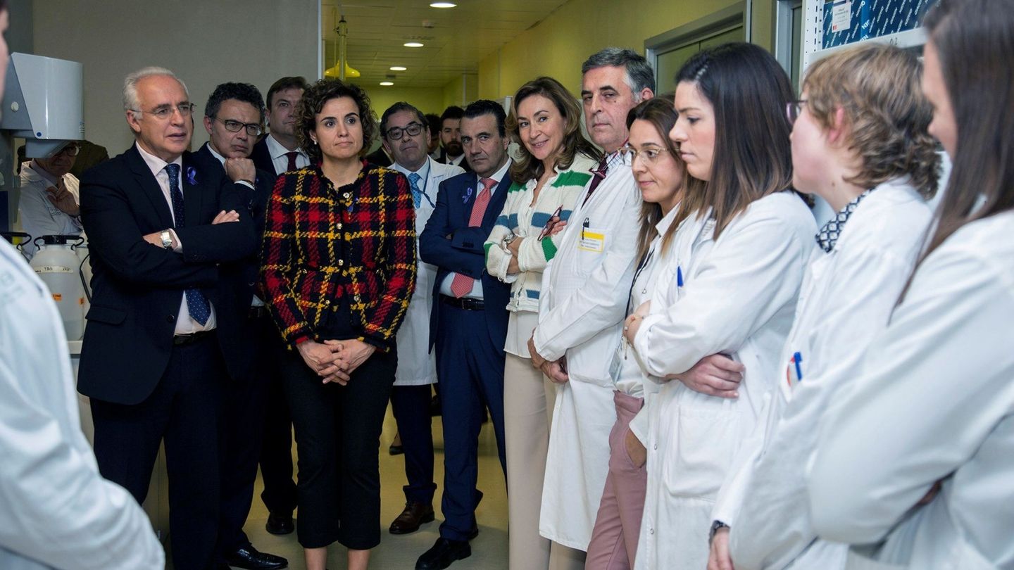 Dolors Montserrat en el centro, en una visita al hospital San Pedro de Logroño. (EFE)