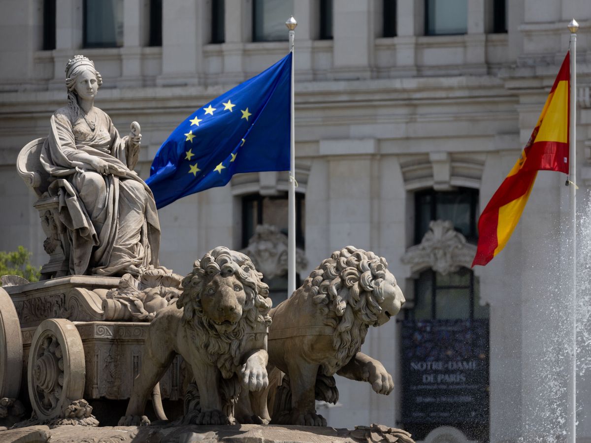 Foto: Una bandera europea ondea en la cibeles con motivo del Día de Europa. (Europa Press/Eduardo Parra)