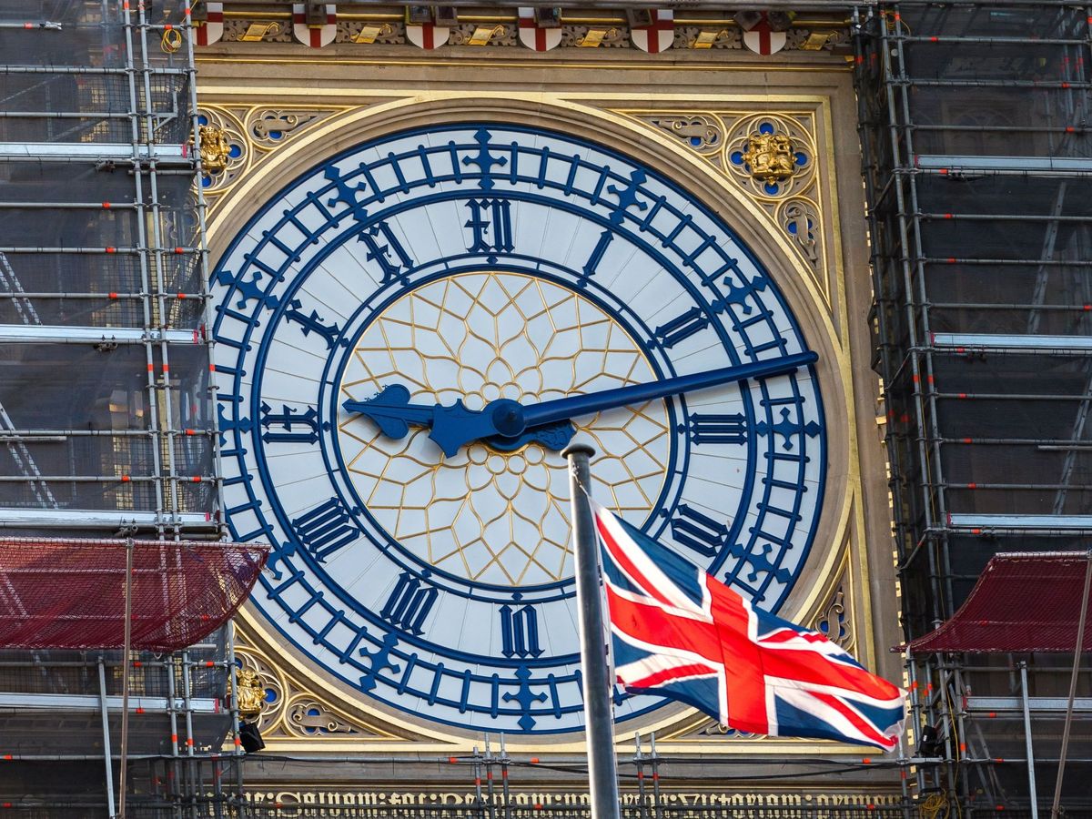 Foto: La bandera británica ondea cerca del Big Ben en Westminster, Londres (Reino Unido) 