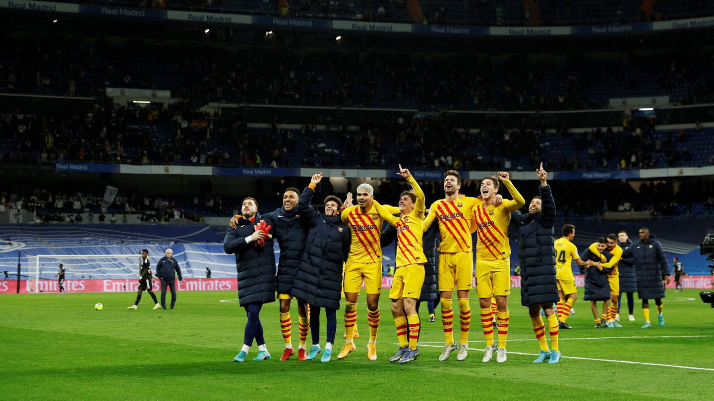 Los jugadores del Barcelona celebran el triunfo en el Bernabéu. (Reuters/Albert Gea)