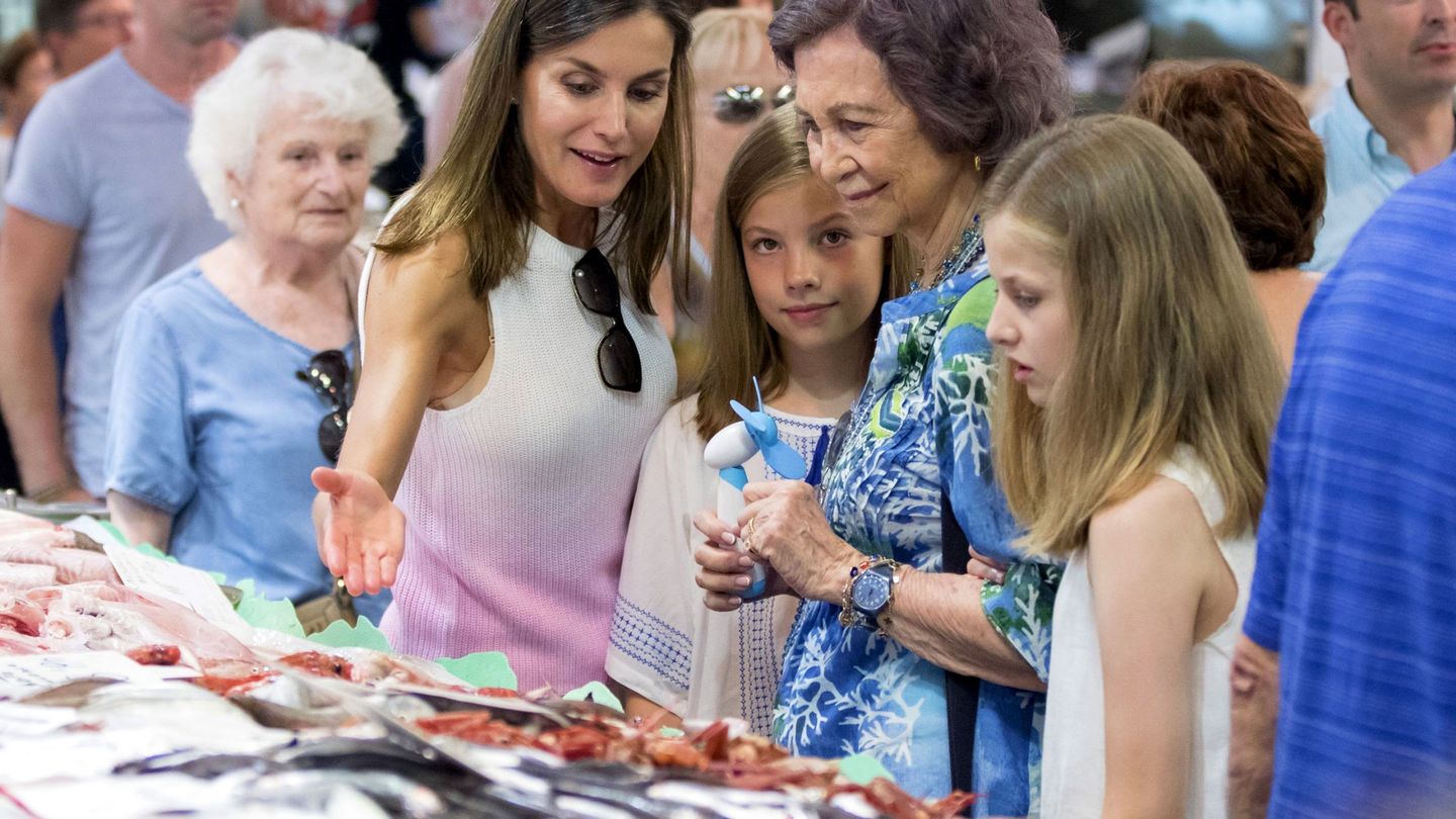La reina Sofía y la reina Letizia en un mercado en Mallorca este verano con Leonor y Sofía. (Cordon)