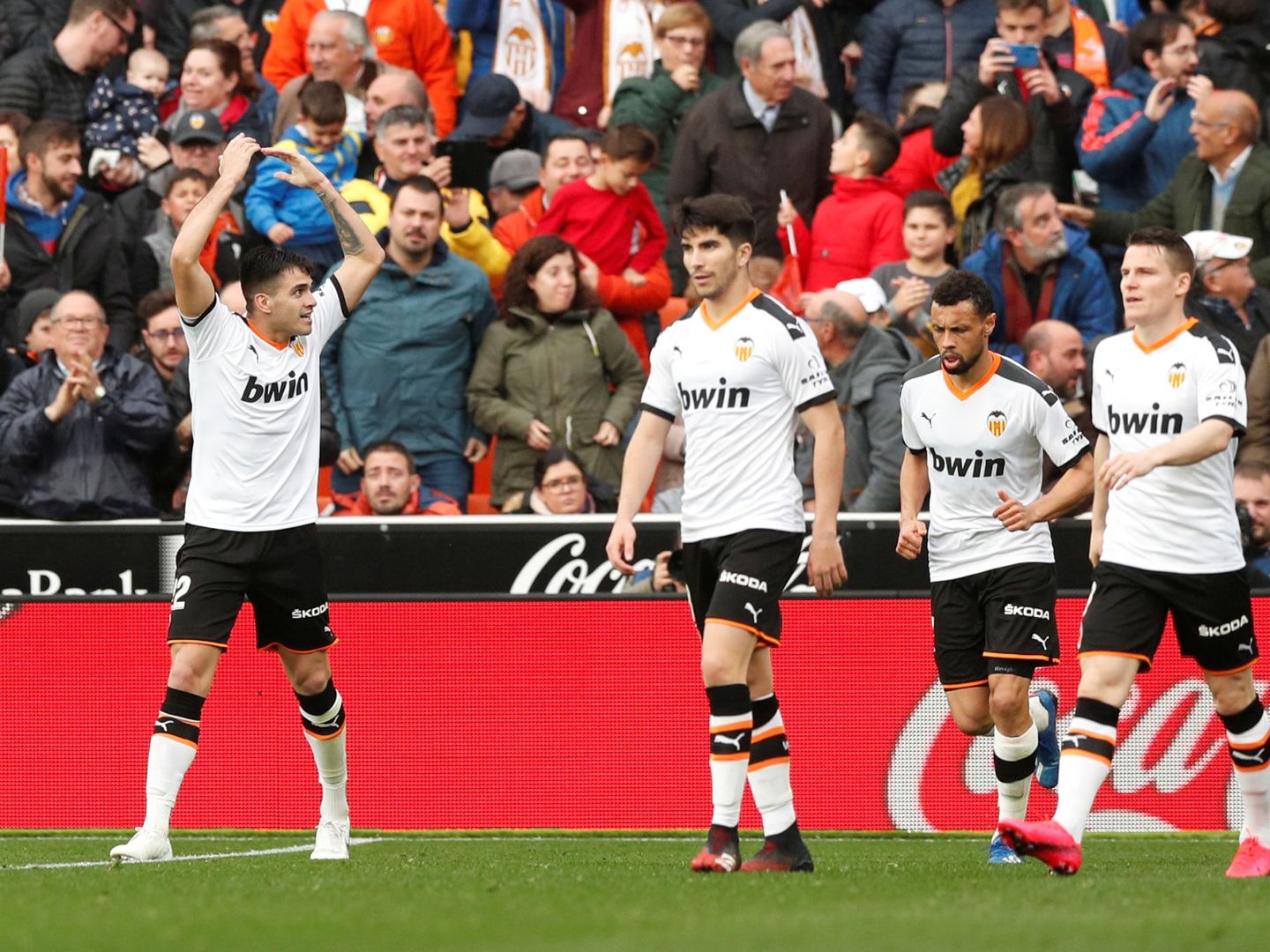 Maxi Gómez participó en los dos goles del Valencia al Barcelona. (Reuters)