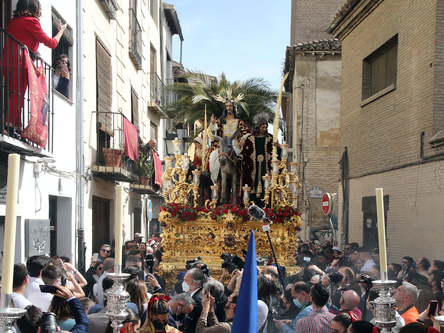 Una mujer canta una saeta ante el paso de la Borriquilla este Domingo de Ramos en Granada. (EFE/Pepe Torres)