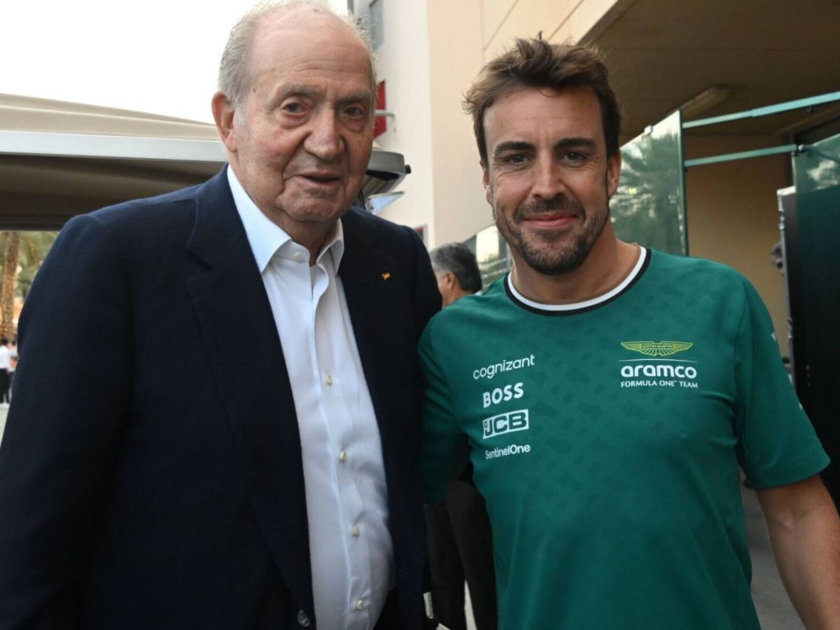 Foto: El rey Juan Carlos I posa junto a Fernando Alonso en Baréin. (EFE)