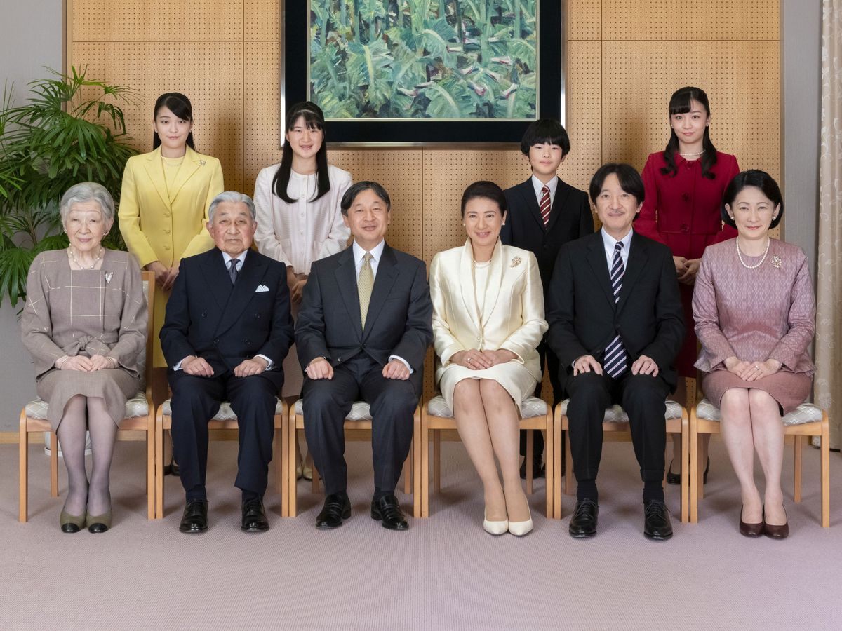 Foto: El emperador emérito Akihito y sus descendientes. (Reuters)