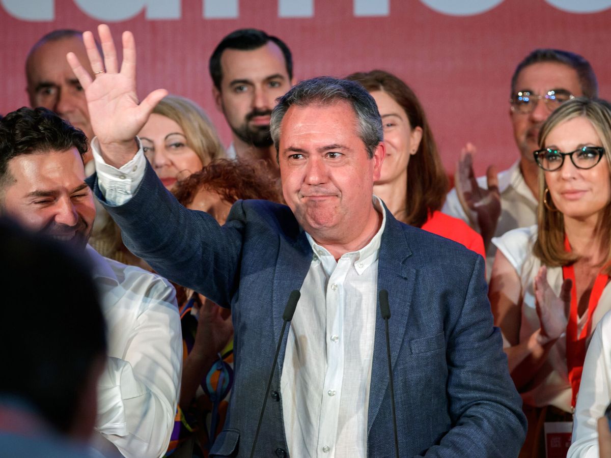 Foto: Juan Espadas comparece tras el recuento electoral. (EFE/Julio Muñoz)