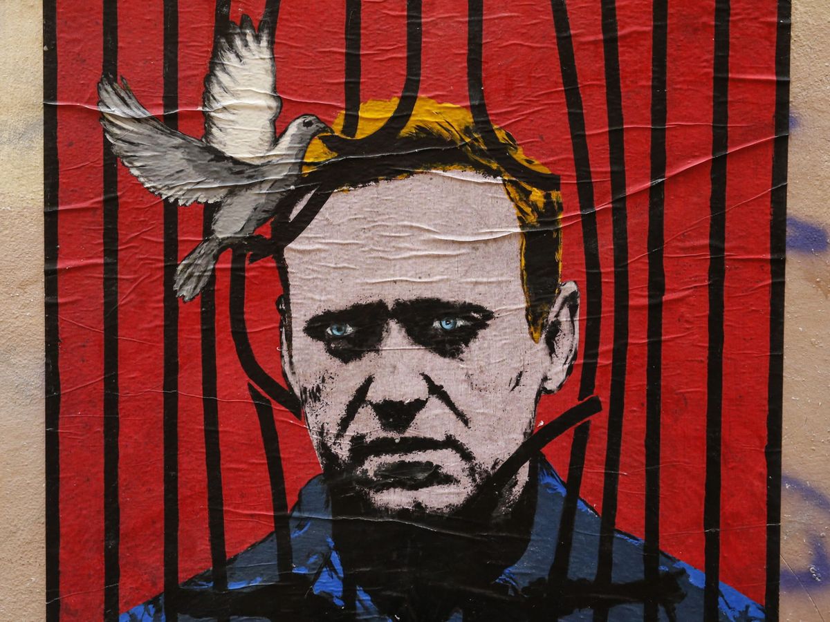Foto: Un póster de Alekséi Navalni. (EFE)