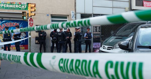 Foto: Agentes de la Guardia Civil durante el registro de un domicilio en Sabadell. (EFE) 