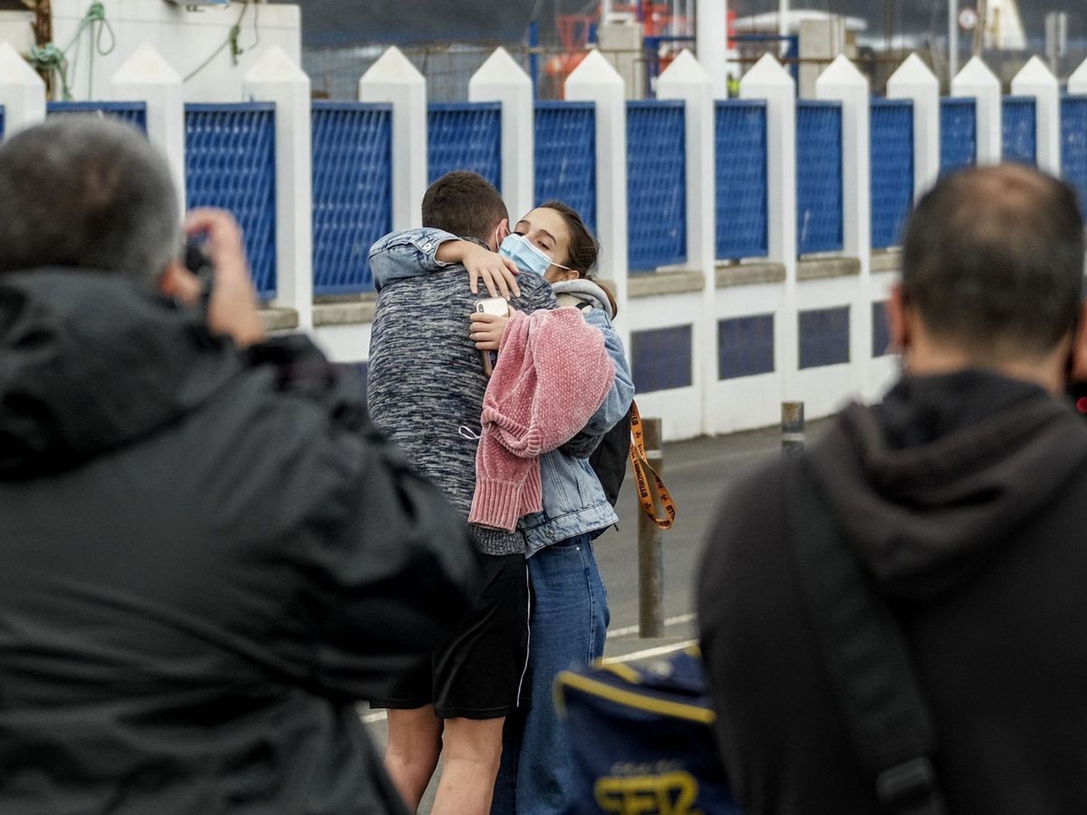Foto: Dos personas se abrazan en Agaete ante las cámaras de los medios de comunicación (EFE)