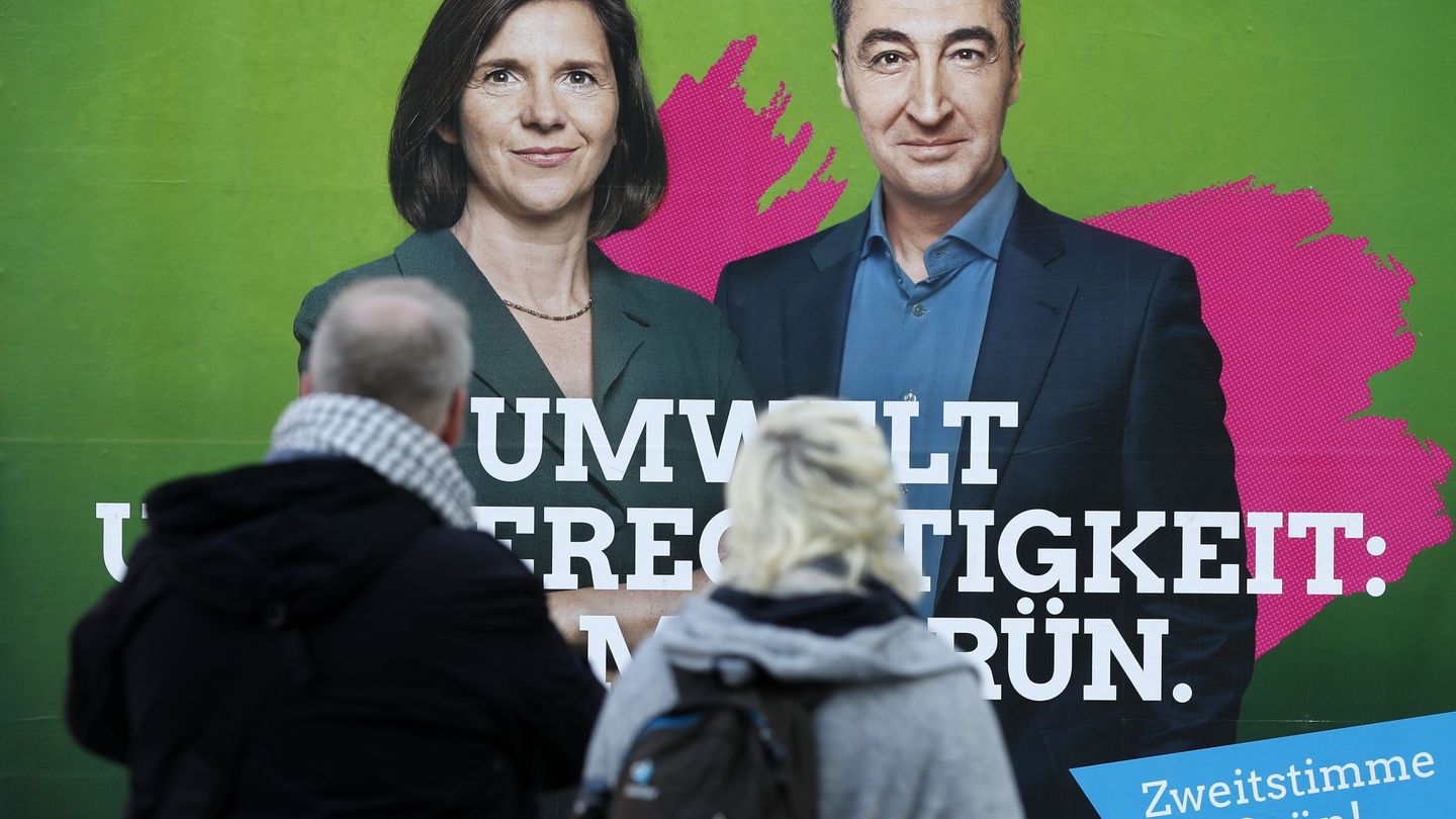 Poster electoral con los candidatos de Los Verdes, Katrin Göring-Eckardt y Cem Özdemir, en Berlín. (EFE)