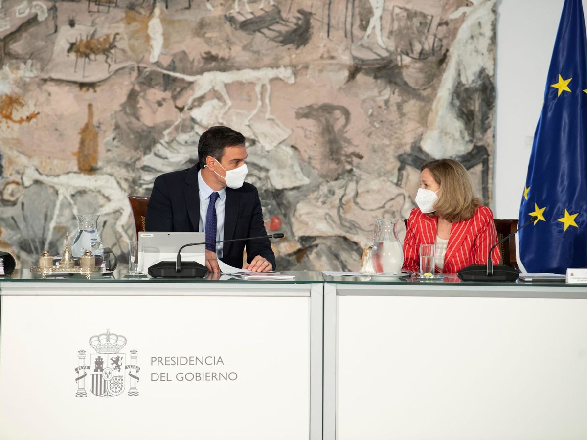 Foto: Pedro Sánchez conversa con Nadia Calviño, ministra de Asuntos Económicos y Transformación Digital, durante el último Consejo de Ministros. 