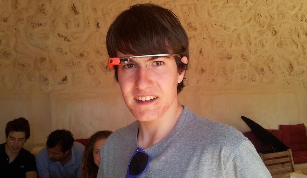 Luis Iván Cuende, reconocido como el mejor hacker europeo menor de 20 años, probando las Google Glass. (Foto: @licuende)
