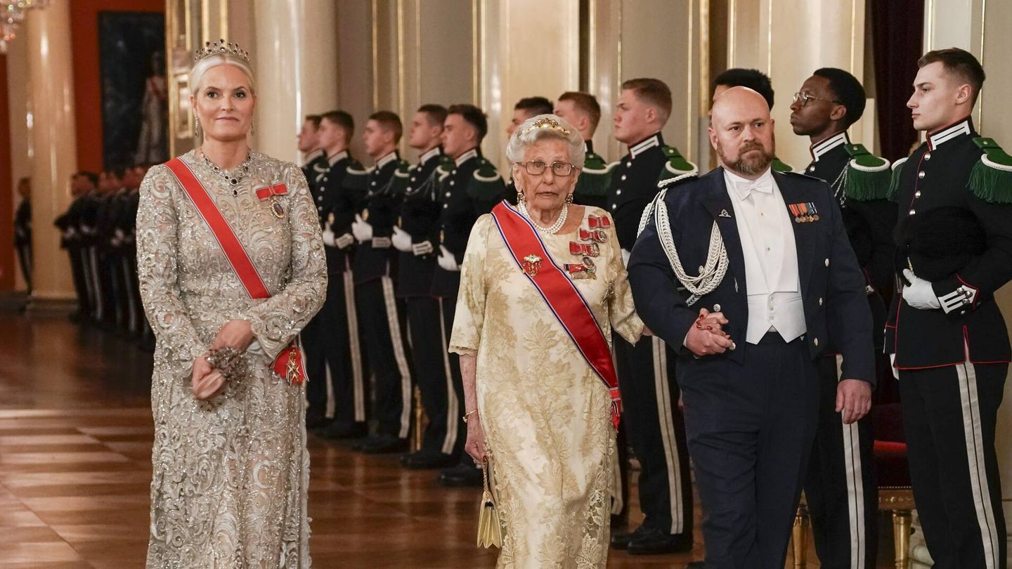 Mette-Marit, haciendo su entrada junto a la princesa Astrid, hermana del rey Harald. (Cordon Press)