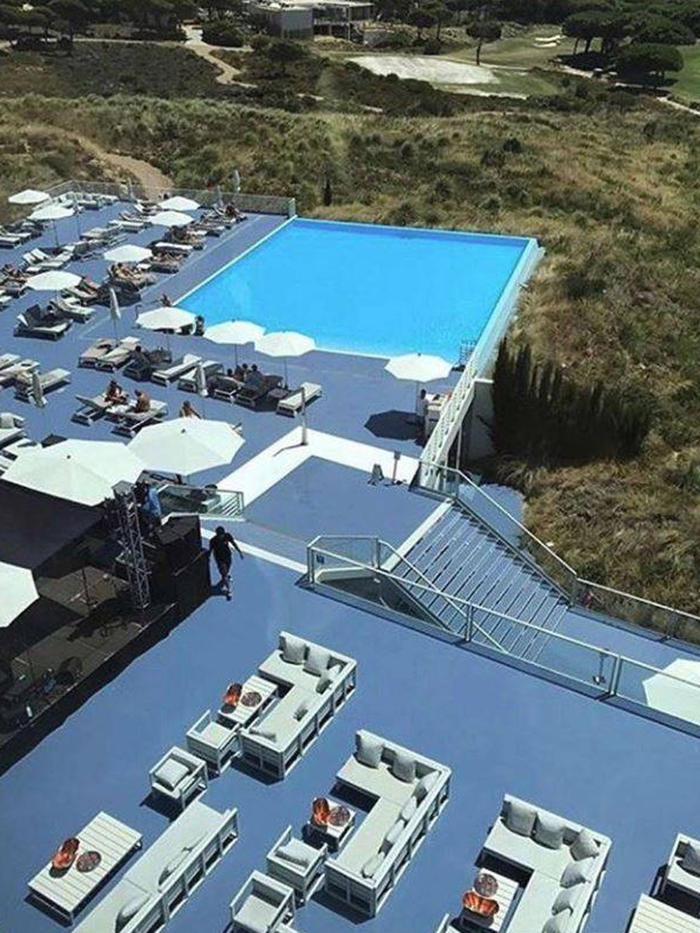 Terraza y piscina de Oitavos Hotel.