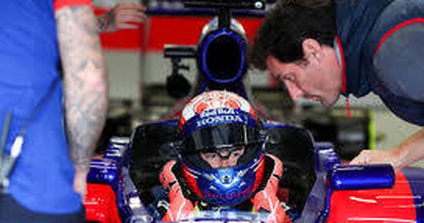 Foto: Marc Márquez, a bordo del Red Bull con los colores de Toro Rosso, y junto a su tutor Mark Webber