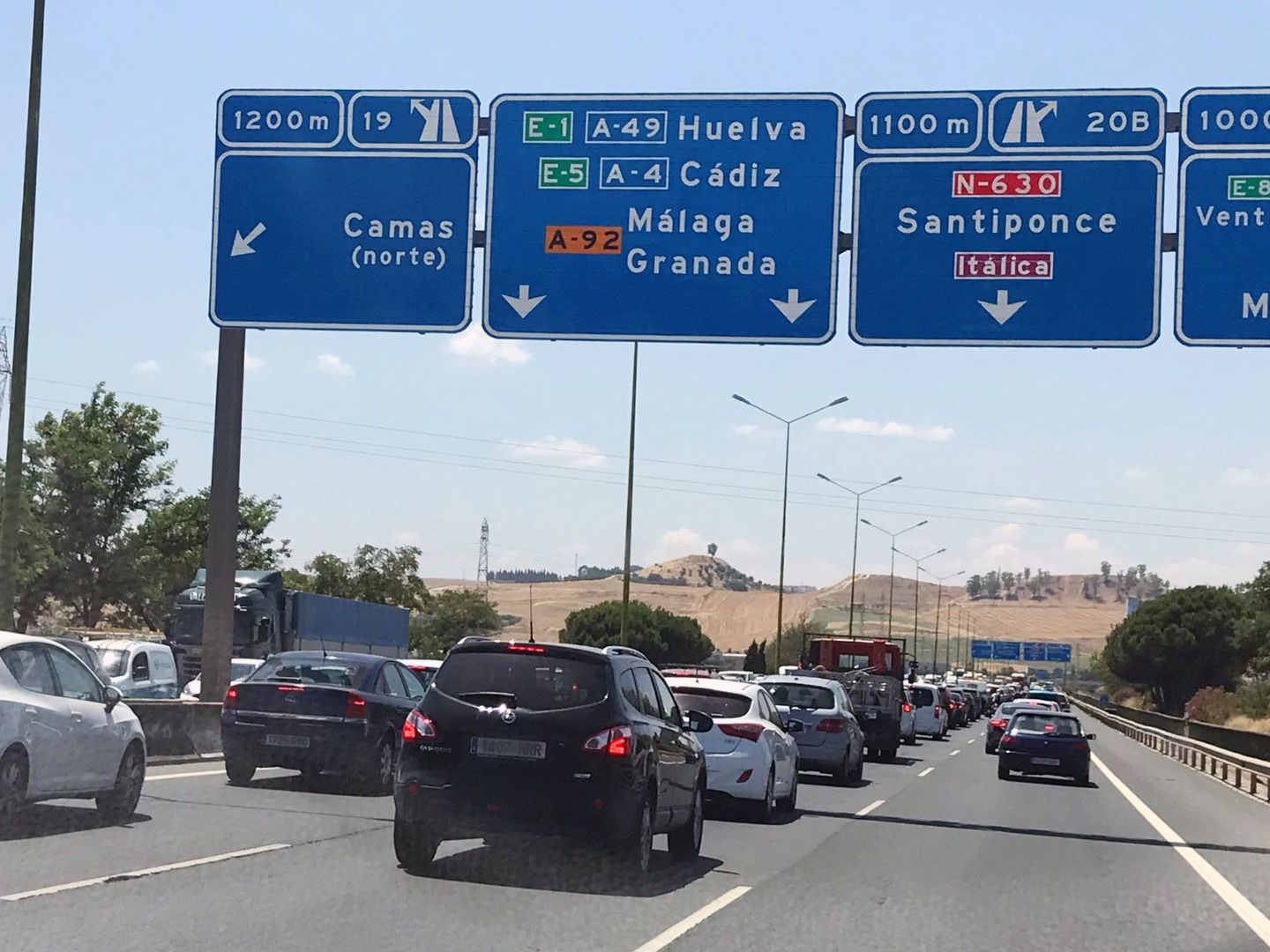 Tráfico a la salida de Sevilla con destinos a las principales zonas de costa y litoral. (EFE)