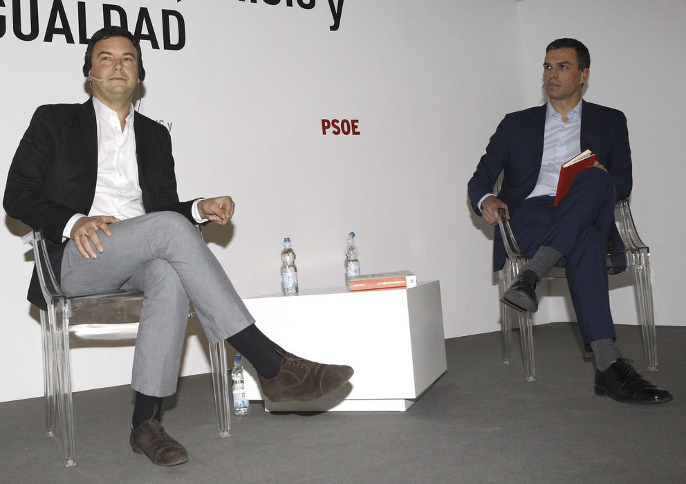 Foto: El secretario general del PSOE, Pedro Sánchez, junto al economista francés Thomas Piketty. (EFE)
