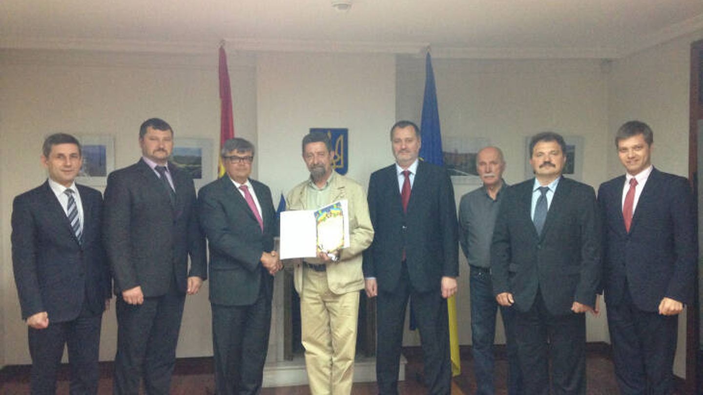 El Embajador de Ucrania en España, Serhii Pohoreltsev, entregó en 2016 la Carta de Reconocimiento de los Méritos al Padre Kostyantyn. (Embajada de Ucrania)
