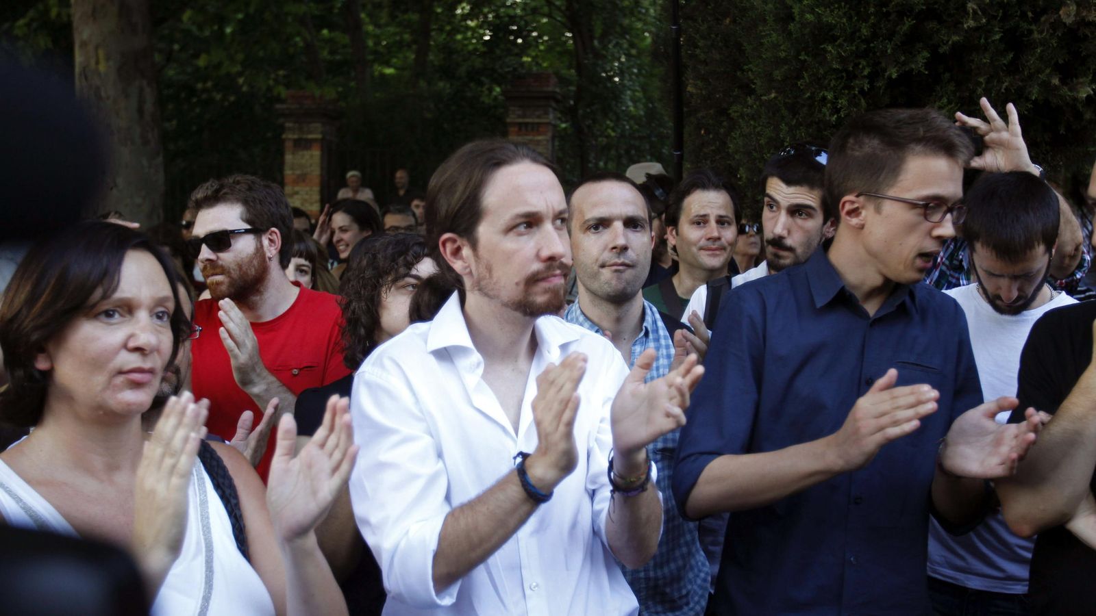 Foto: Carolina Bescansa, Pablo Iglesias e Íñigo Errejón, ayer, durante una concentración en apoyo a Grecia. (EFE)