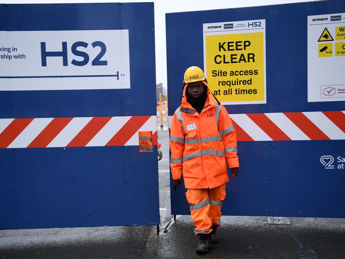 Foto: Trabajador sale de la zona de obras de la línea de alta velocidad HS2 a las afueras de Londres. (EFE/Andy Rain)