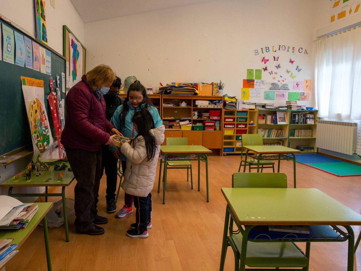 Rosi Sánchez muestra el aula del colegio a sus nuevos alumnos. (D. B.)