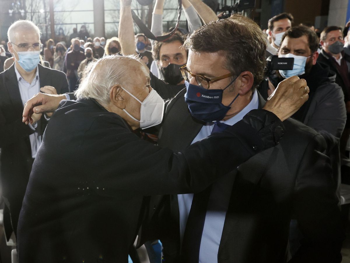 Foto: El presidente de la Xunta, Alberto Núñez Feijóo (d) abraza a su mentor político, José Manuel Romay Becaría (i) en un mitin de Santiago (EFE/Lavandeira)
