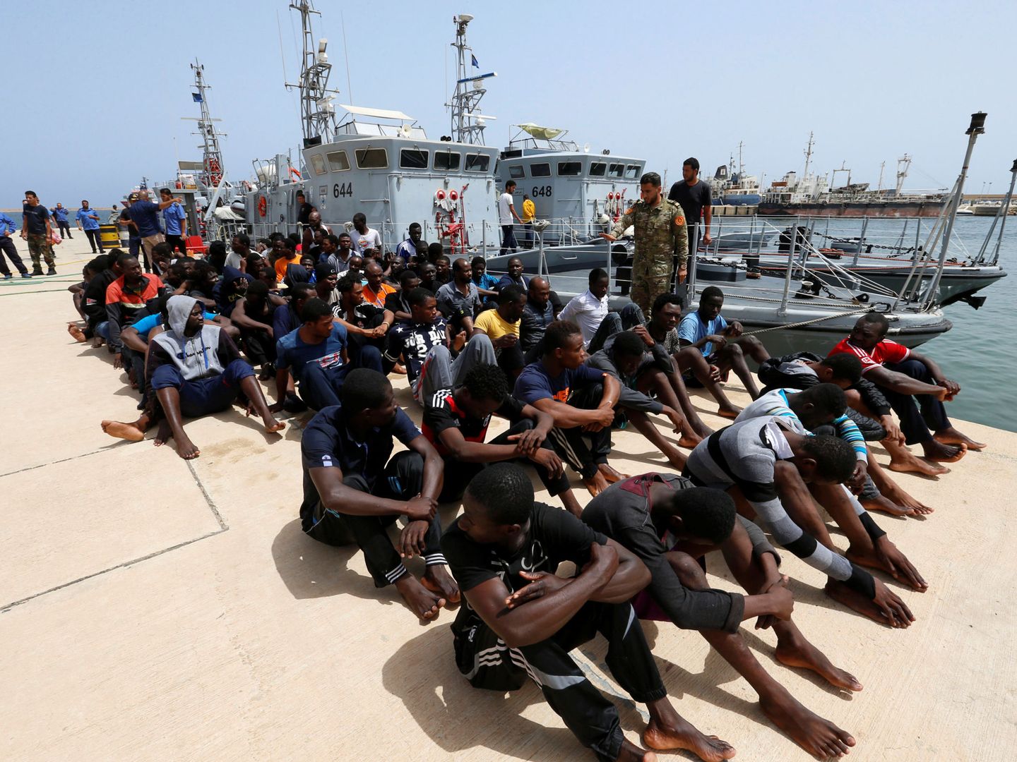 Migrantes retenidos en una base naval en Trípoli tras ser rescatados por guardacostas libios, en julio de 2018. (Reuters)