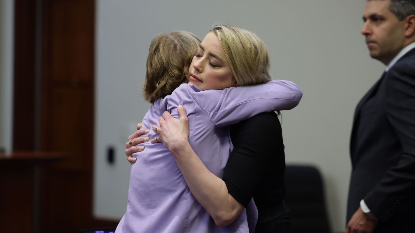 Amber Heard abraza a su abogada. (Reuters)