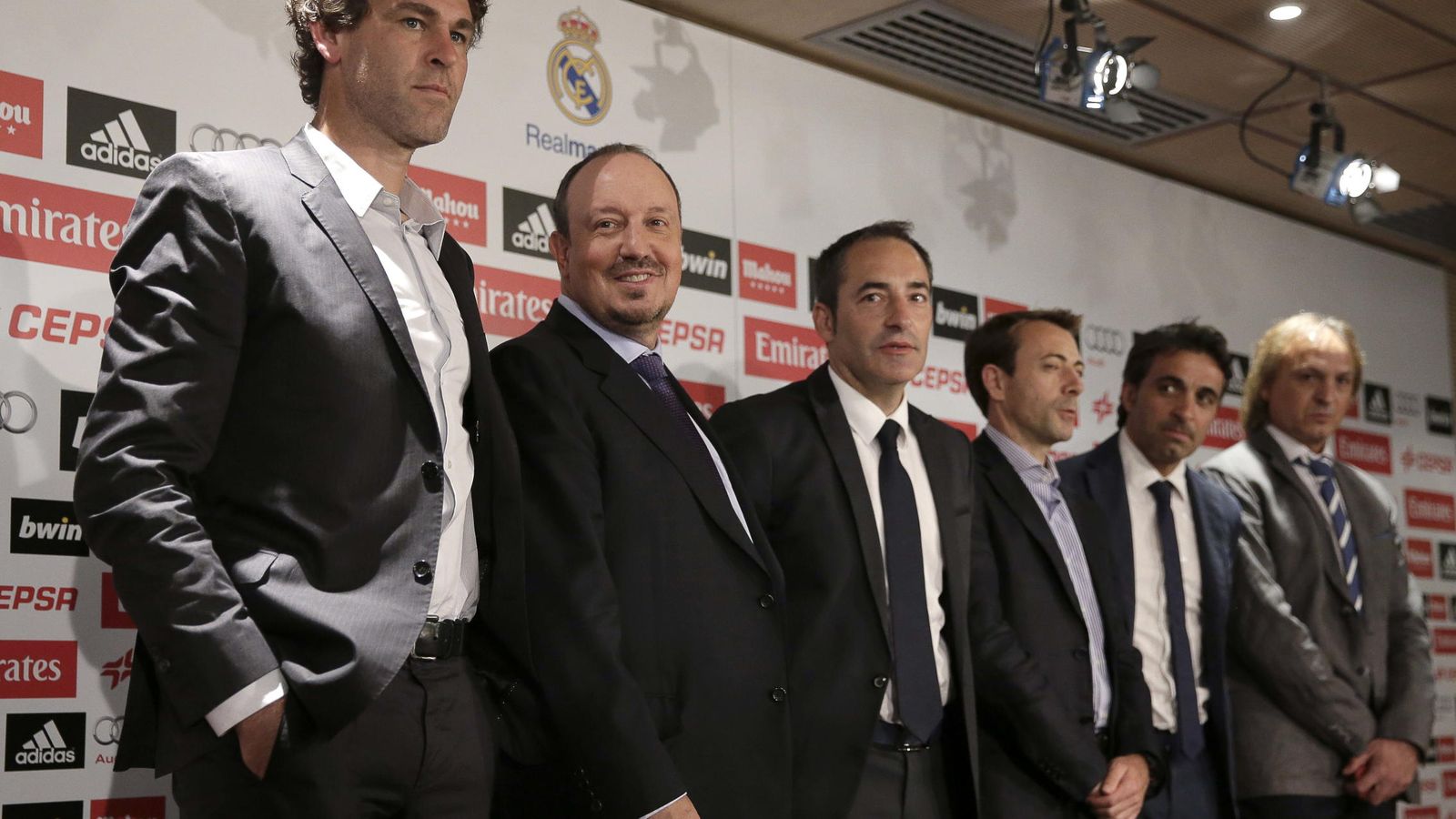 Foto: Rafa Benítez junto a su equipo de trabajo, incluyendo a Paco de Miguel (tercero por la derecha).