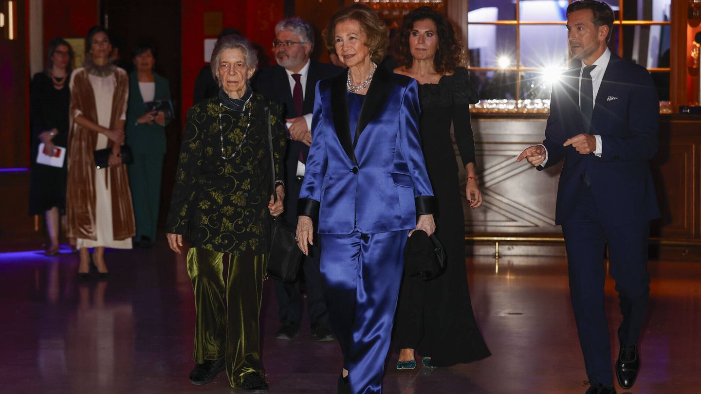 Doña Sofía e Irene de Grecia a su llegada a los Premios BMW de Pintura 2023. (Gtres)