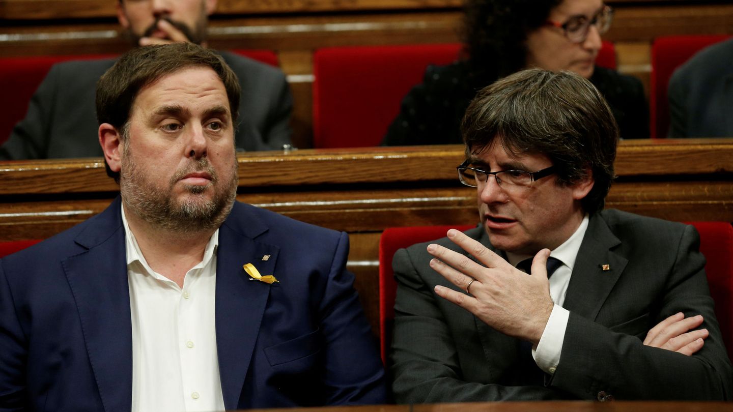 Oriol Junqueras y Carles Puigdemont en el Parlament. (Reuters)