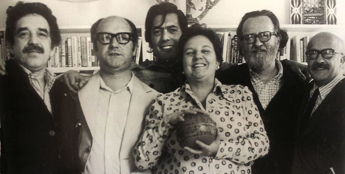 García márquez, jorge edwards, vargas llosa, carmen balcells, donoso y muñoz suay, en 1974. (archivo carmen balcells)