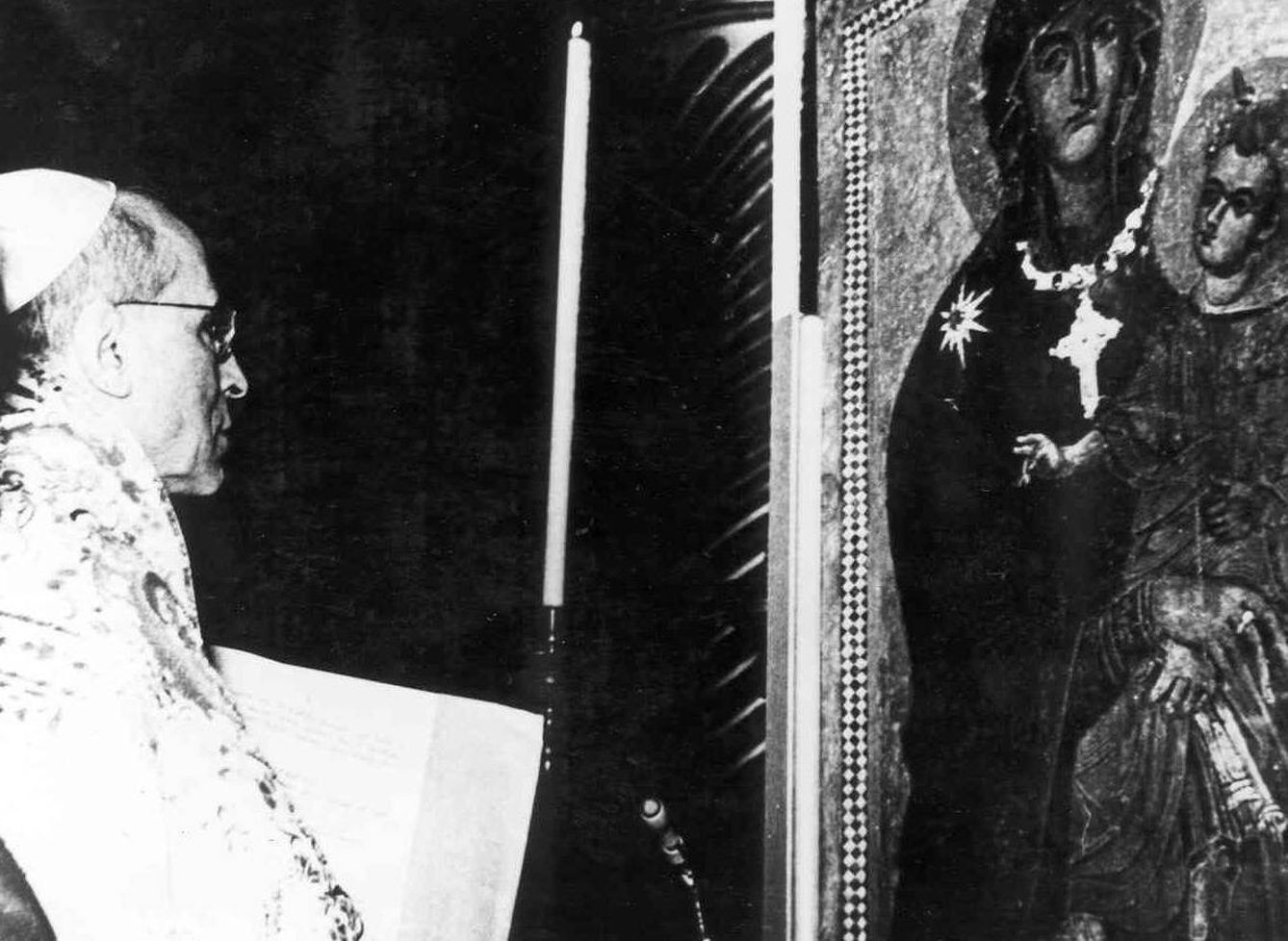 El Papa Pío XII durante la coronación canónica de la Salus Populi Romani, en noviembre de 1954. (Wikimedia Commons)