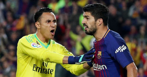 Foto: Keylor Navas sujeta a Luis Suárez en la disputa de un Clásico. (Reuters)