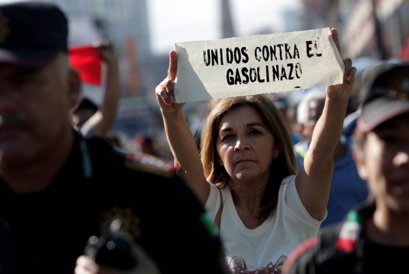 Una mujer durante una protesta contra el gasolinazo en Monterrey, México, el 15 de enero de 2017 (Reuters).
