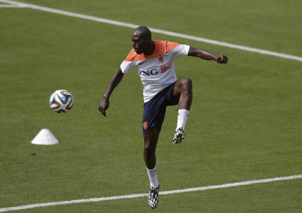 Foto: Martins Indi controla un balón durante un entrenamiento con Holanda.