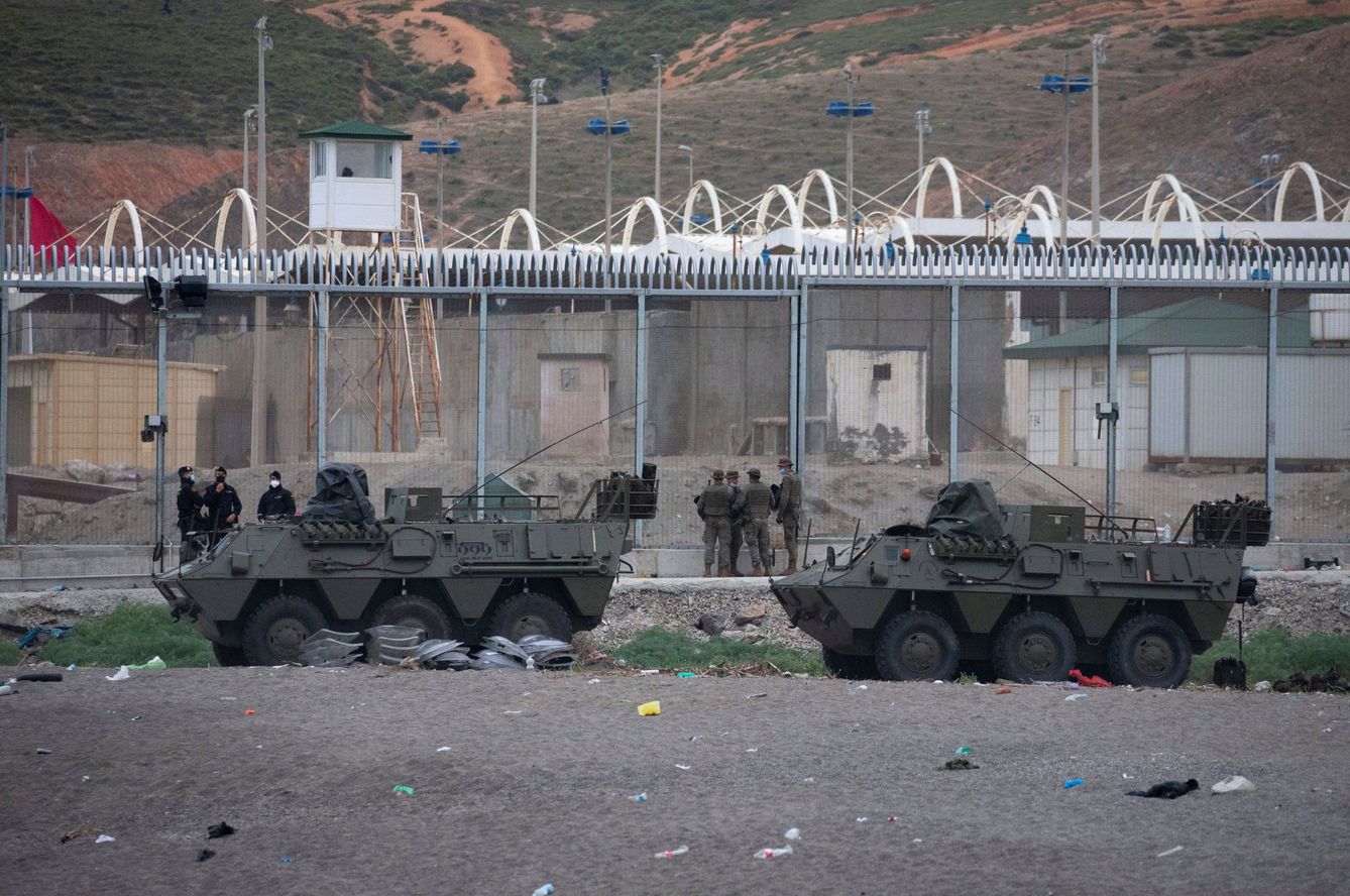 Soldados del Ejército vigilan a primera hora de este jueves la frontera de El Tarajal, que separa Ceuta de Marruecos. (EFE)