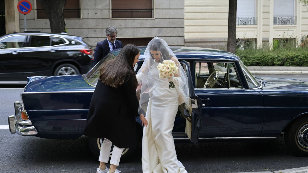 El vestido de novia (con guantes largos) de Eugenia Gil en su boda con Javier García-Obregón