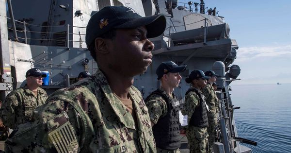Foto: Miembros de la armada estadounidense a bordo del USS Donald Cook a su salida del puerto de Larnaca, el 9 de abril de 2018. (Reuters)